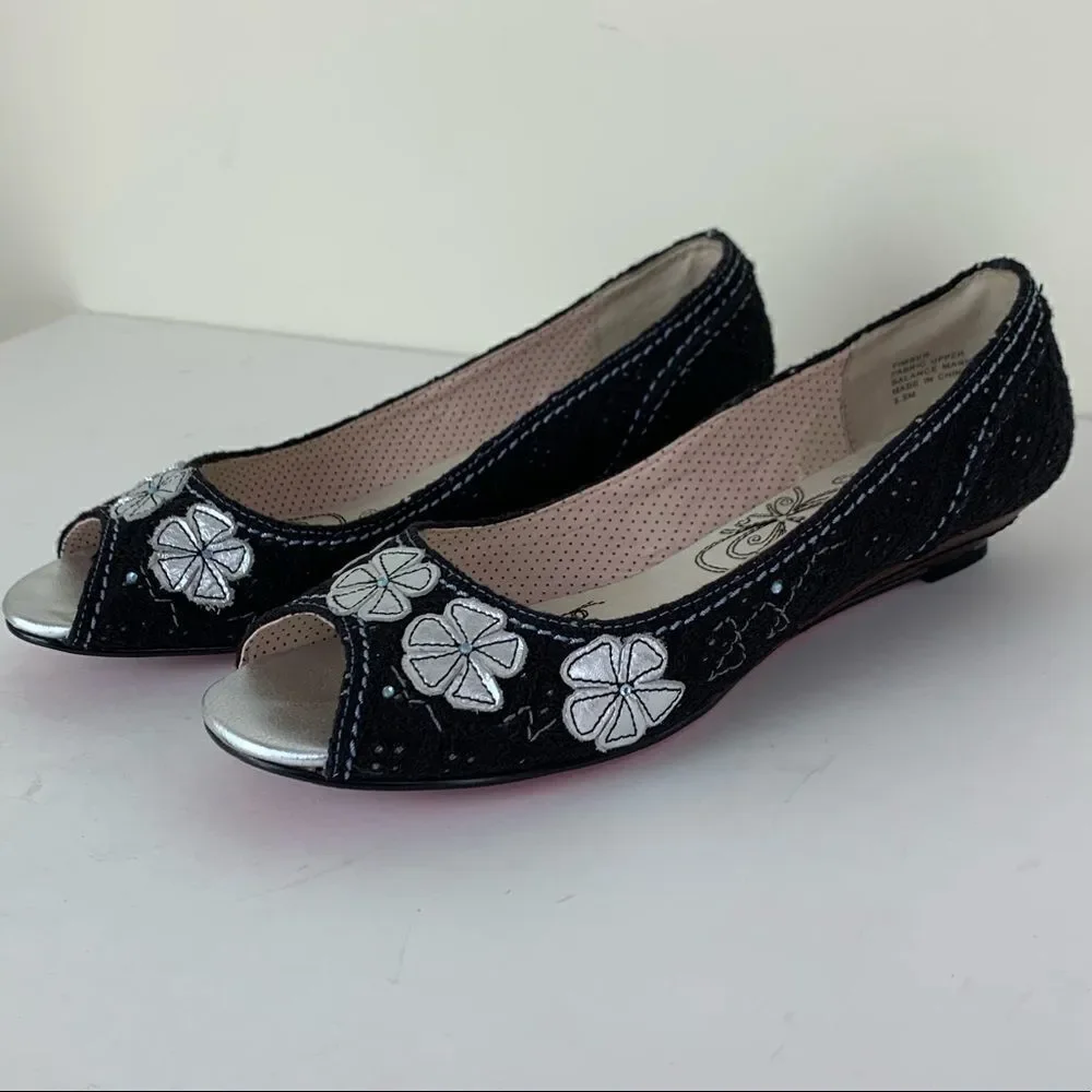 Kenzie Timber Black‎ Fabric/Silver Flower Boho Low Wedge 8.5